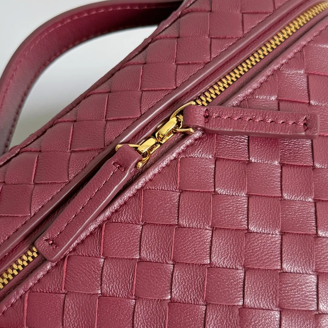 Batch 1480 BOTTEGA VENETA2025 new women's small Soft Vanity cosmetic bag, using the classic Intrecciato weaving technique, inheriting the classics, the ring buckle design 😎 The light metal chain gives you a high-end sense of matching, the chain is removable, and it can be used as a handbag ~ An elegant small bag that is perfect for participating in events. The overall body of the bag is as soft as marshmallow and can be easily kneaded, showing the strong toughness and high-end feel of the leather. The touch of sheepskin is so amazing. It is so healing when pinched! I have absolutely no resistance to small bags! ! ! Style No.: 843800 Color: Barro Red Size: 19*14*3cm